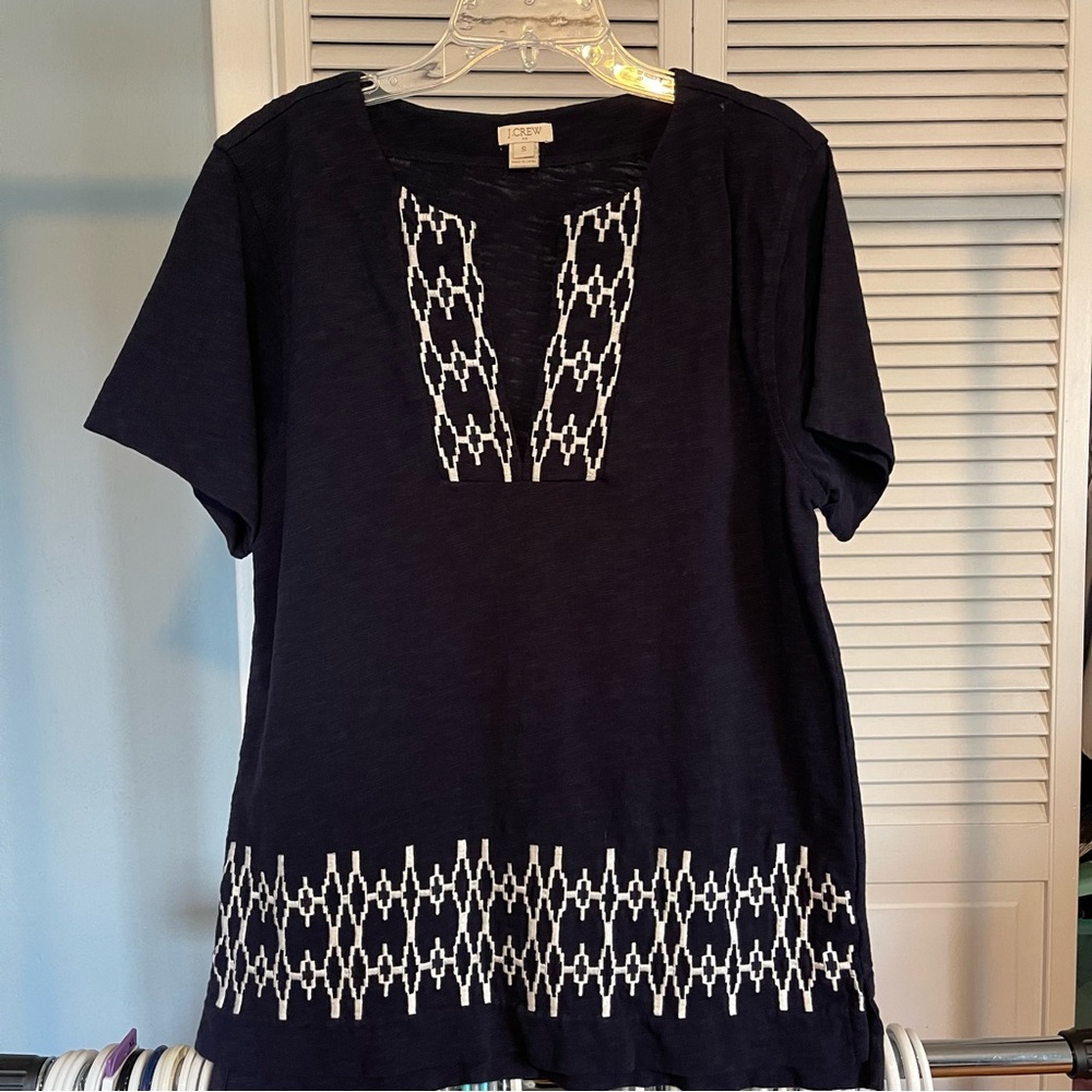 Back and white embroidered tunic